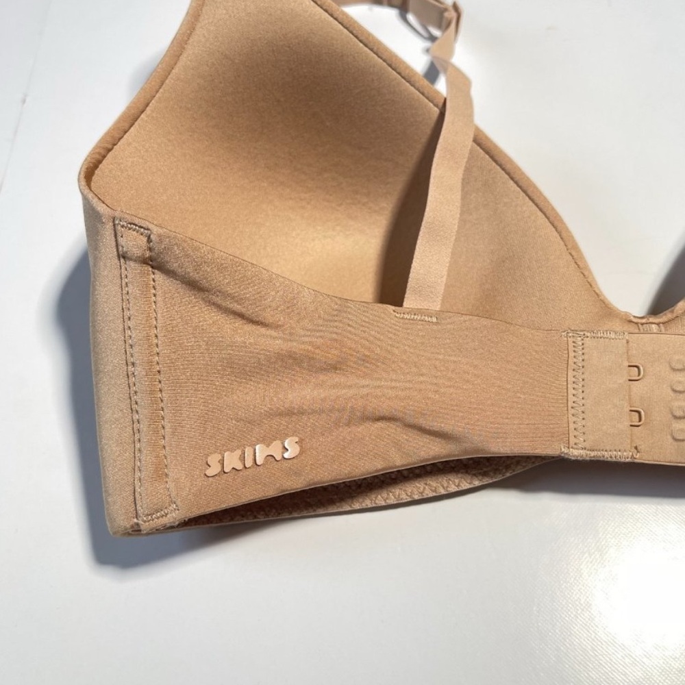 SKIMS Nude Plunge Wireless T-Shirt Bra - Picture 6 of 9